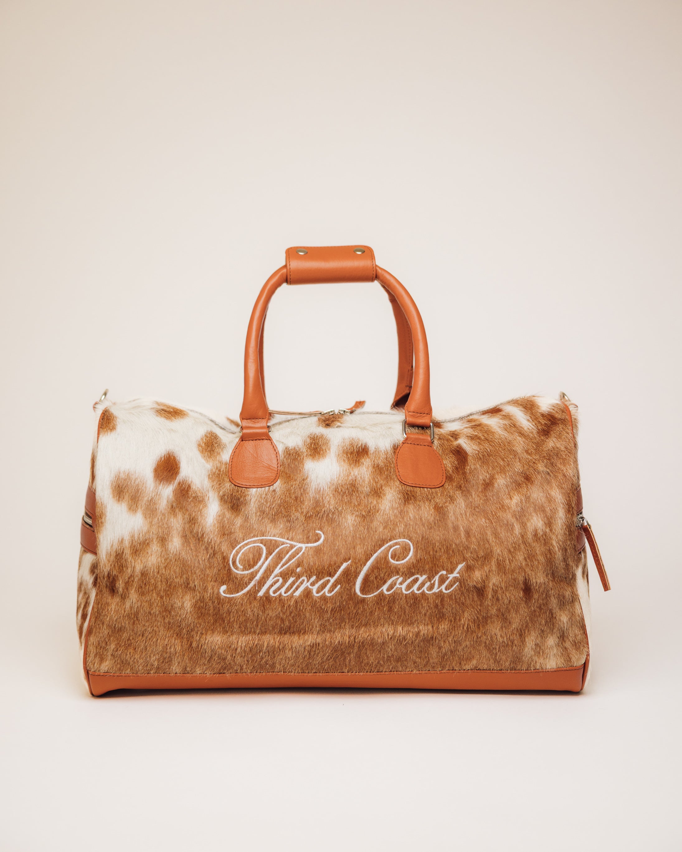 Cowhide duffle bag hardware and zipper detail, Red Angus